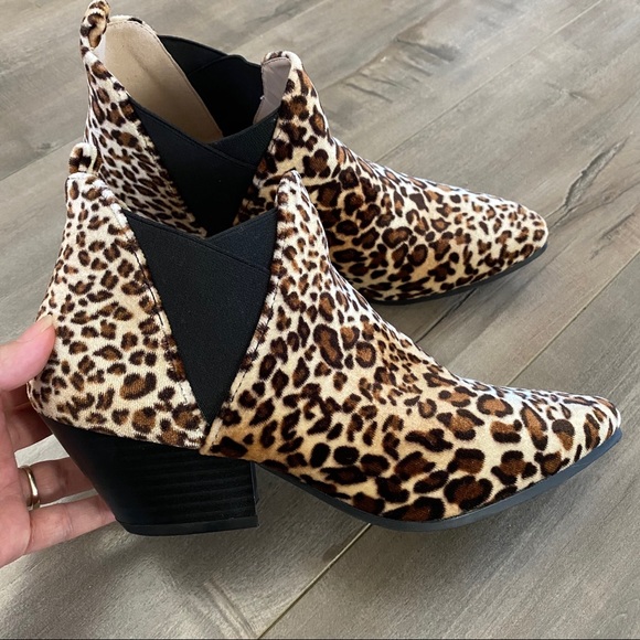 Qupid Leopard Print Booties size 6 - Picture 2 of 4